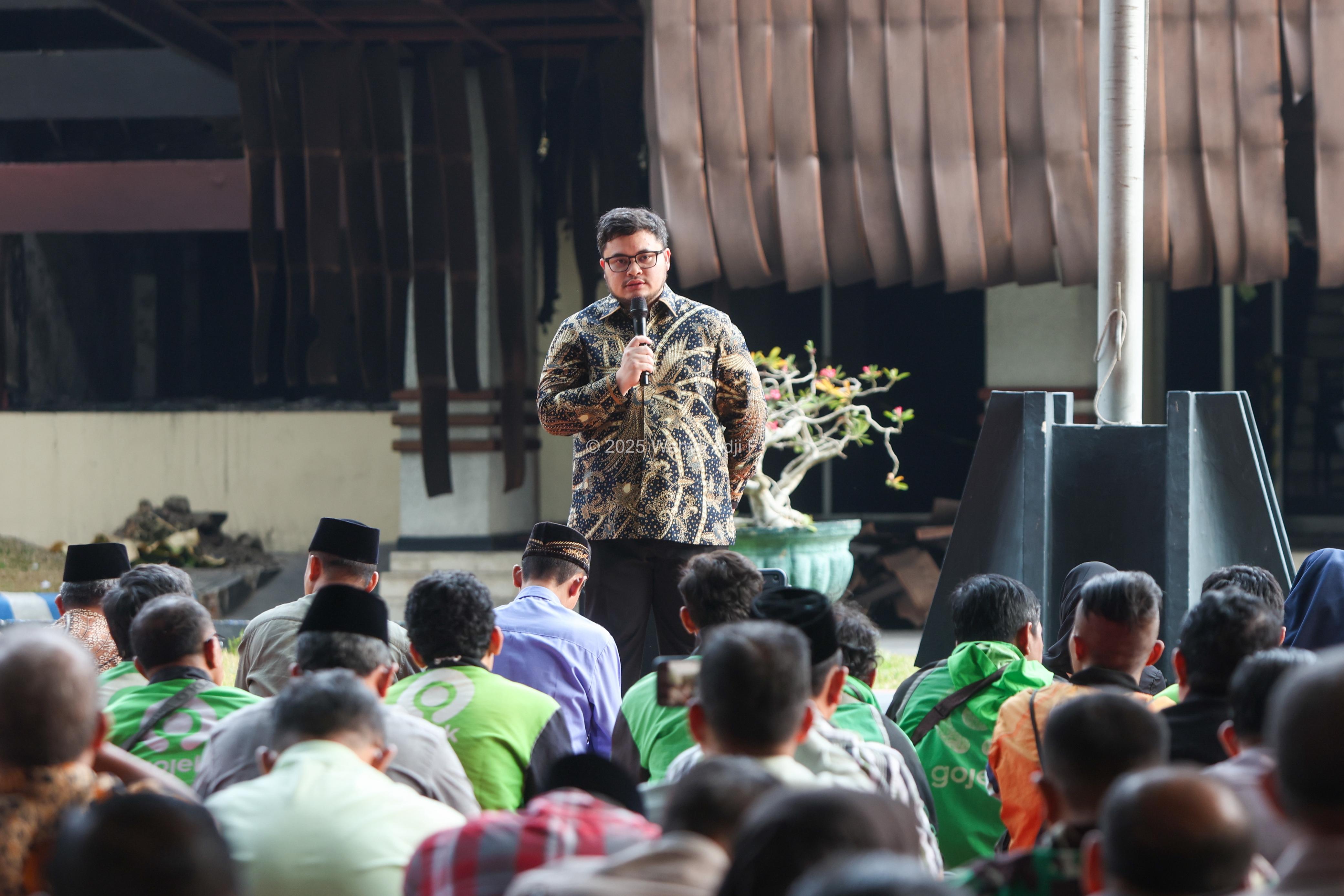 Bupati Dhito saat doa bersama dengan warga.