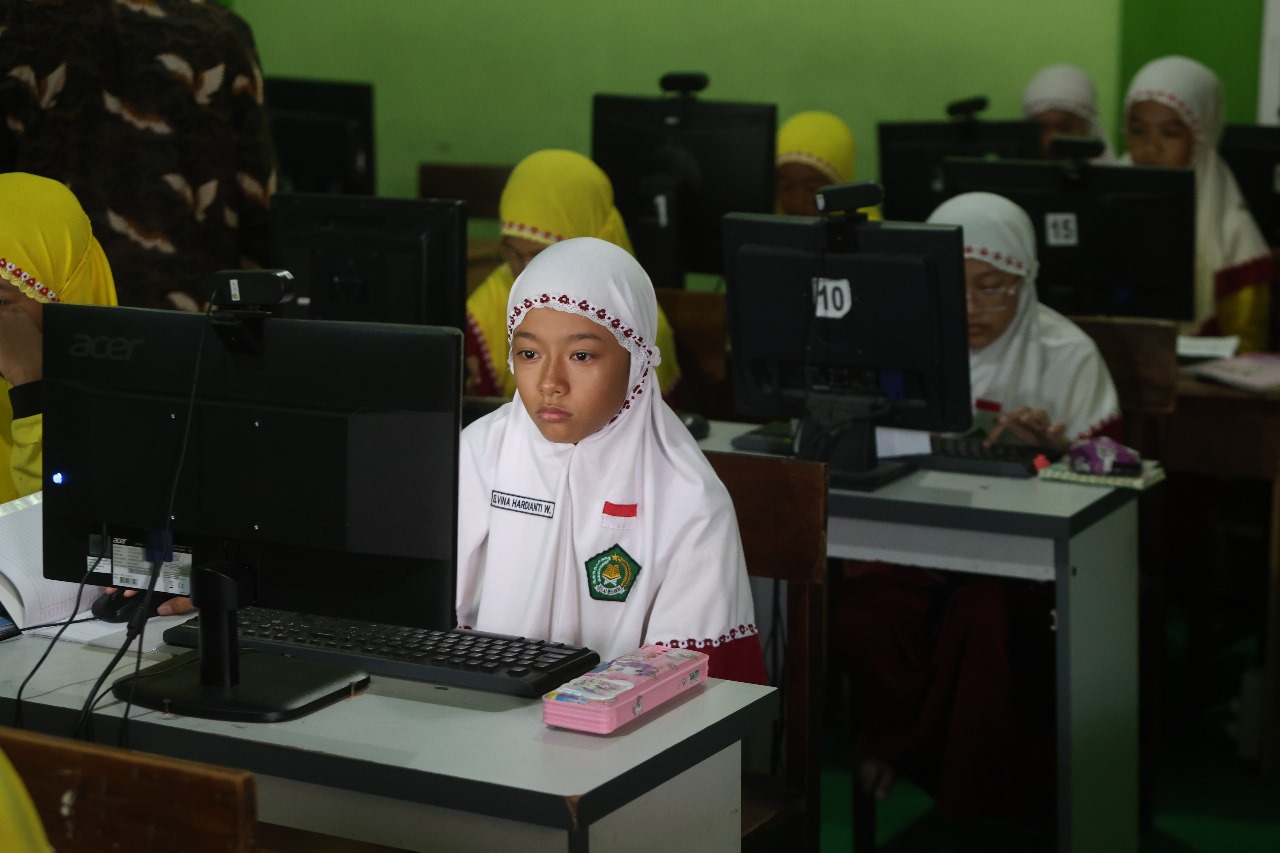 KONSENTRASI: Siswa Madrasah Ibtidaiyah Negeri (MIN) 2 Kediri mengerjakan soal-soal KKA di babak penyisihan kemarin.