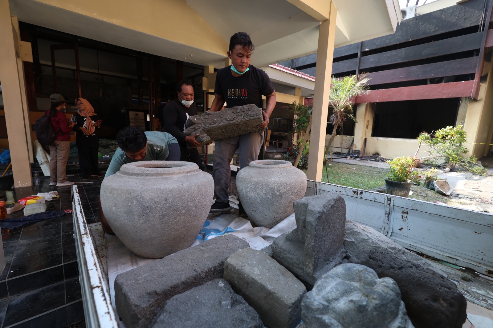 Sejumlah juru pelihara membersihkan museum Bagawanta Bhari di Pemkab Kediri yang Sabtu (30/8) malam lalu tak luput dari jarahan.