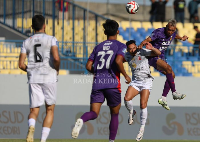 Persik Kediri menjamu Madura United di Gelora Joko Samudro.