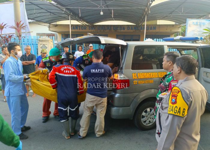 EVAKUASI: Petugas membawa jasad Tarmiyati ke Rumah Sakit Bhayangkara Kediri untuk dilakukan pemeriksaan lebih lanjut usai dievakuasi.