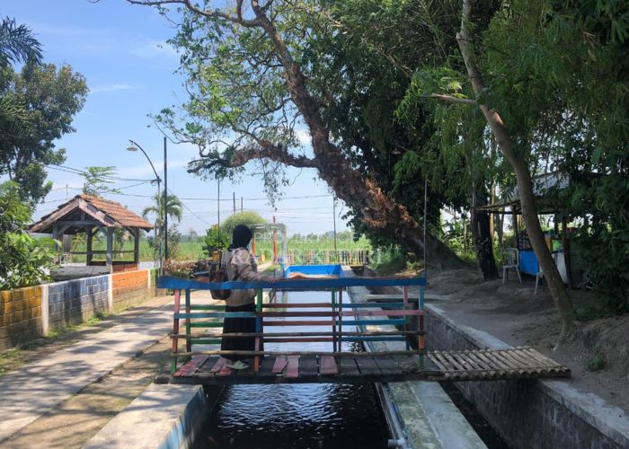 Pengunjung menikmati keasrian dan kesejukan di Sumber Berkah Gariso.