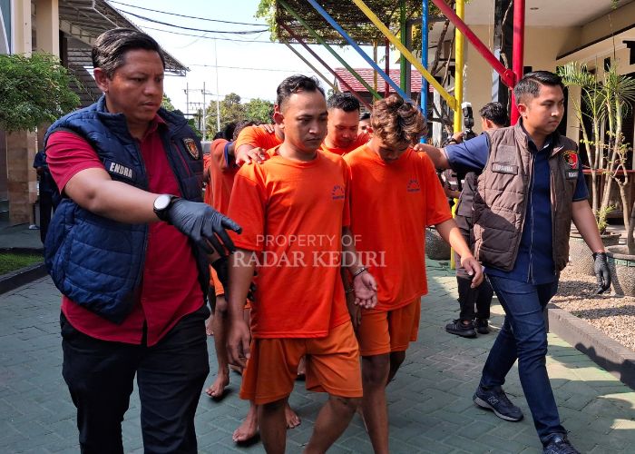 Polisi menggelandang tersangka yang melakukan kerusuhan di kantor DPRD, Pemkab, dan Samsat Kediri.