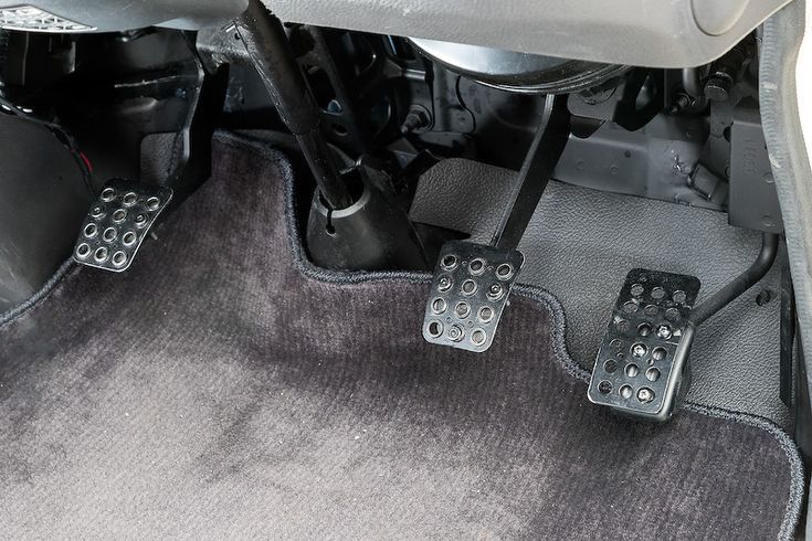 Pedal kopling pada mobil manual.