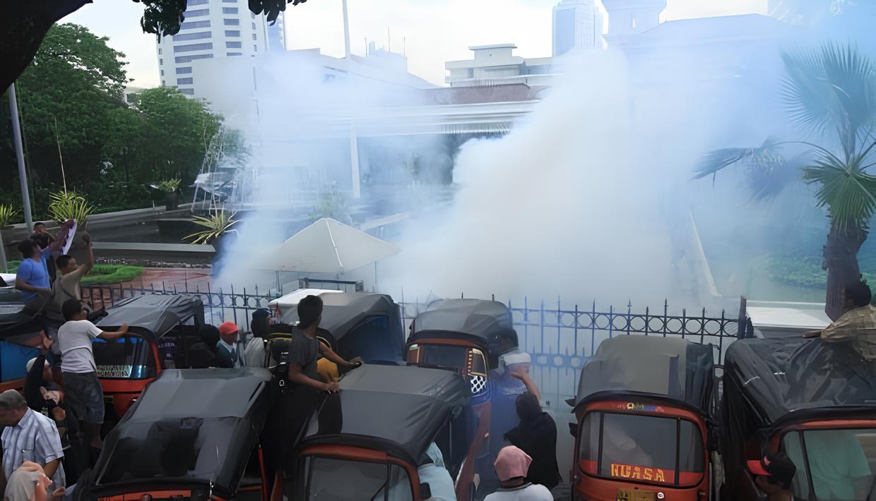 Ilustrasi tembakan gas air mata.