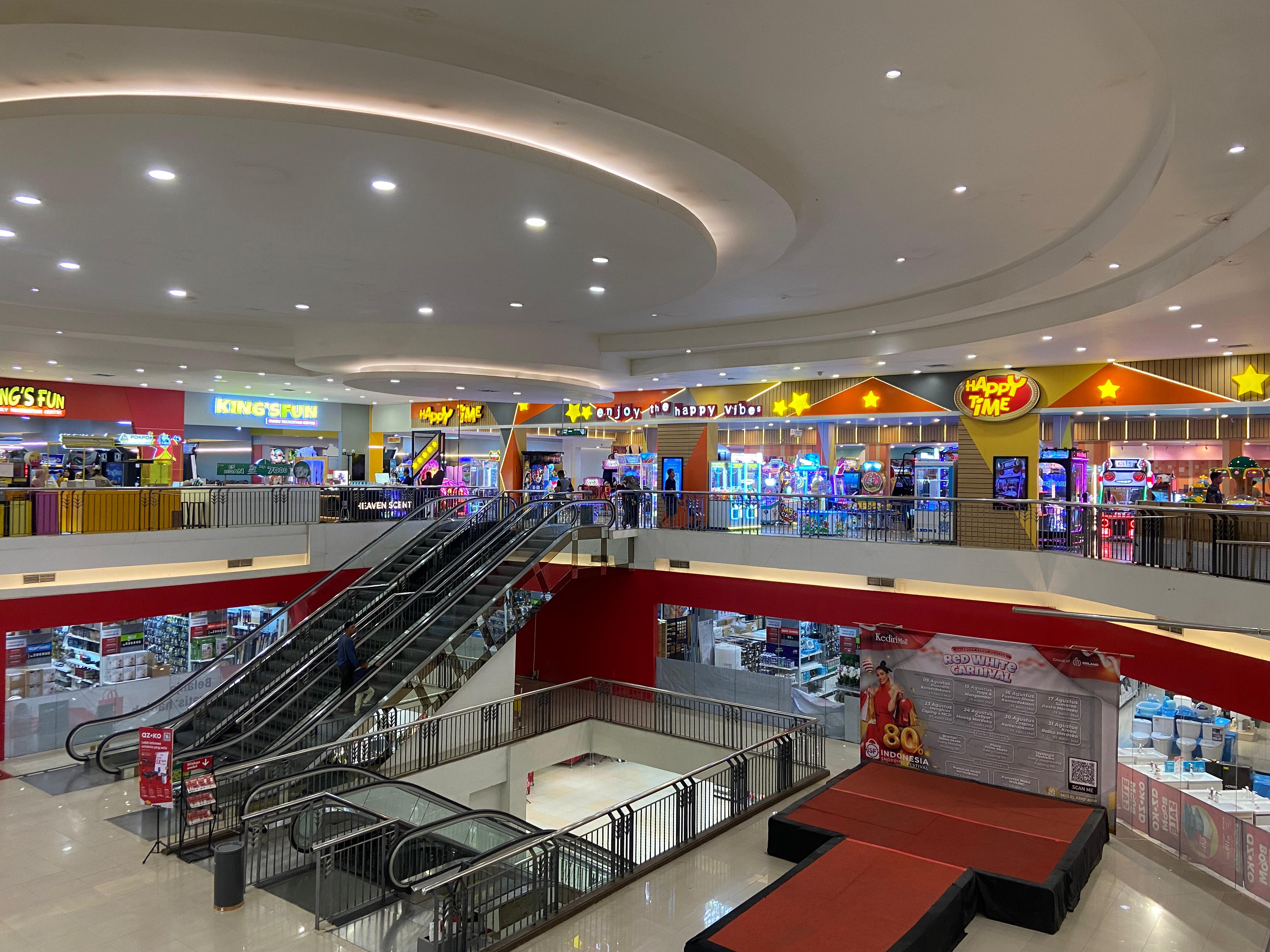 OMZET TURUN: Suasana di Kediri Mal yang pengunjungnya mengalami penurunan.