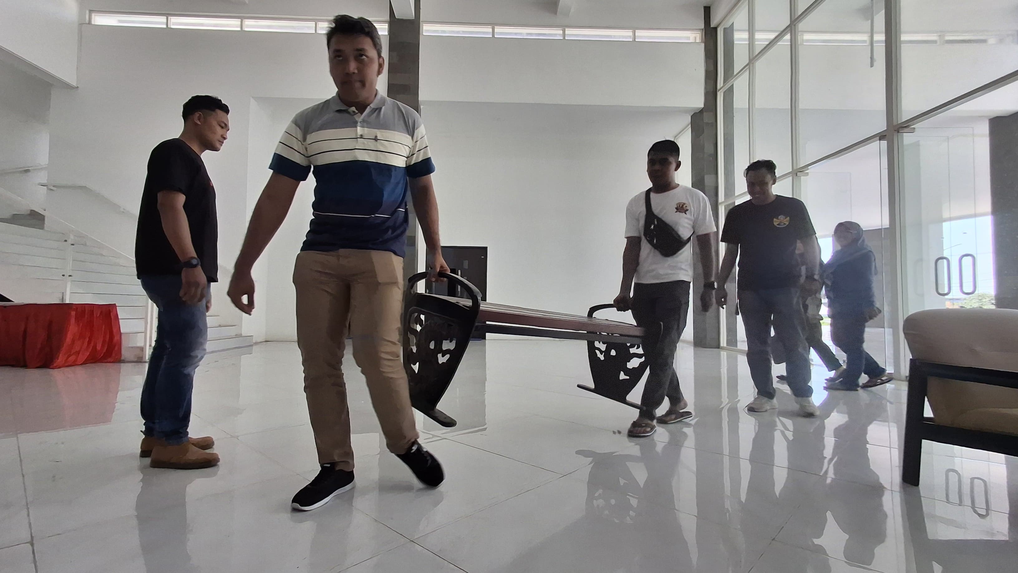 KEMBALI LAGI: Satpol PP bawa kursi yang  diangkut mass.