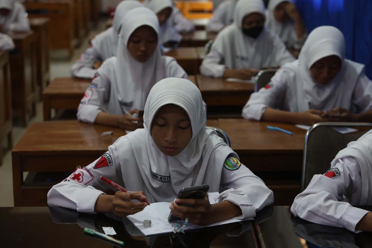 KONSENTRASI: Siswa MTsN 8 Kediri mengerjakan soal di babak penyisihan Kompetisi Kompetensi Akademik kemarin.