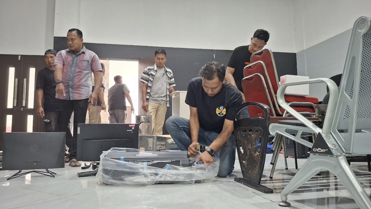 INVENTARISASI ASET: Anggota Satpol PP Kabupaten Kediri memeriksa sejumlah barang-barang aset Pemkab Kediri yang dikembalikan oleh para penjarah.