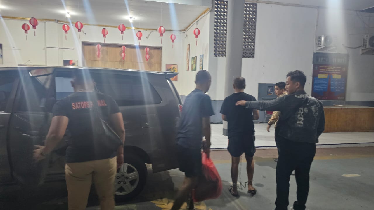 RPP dan AS tiba di Lapas Surabaya.