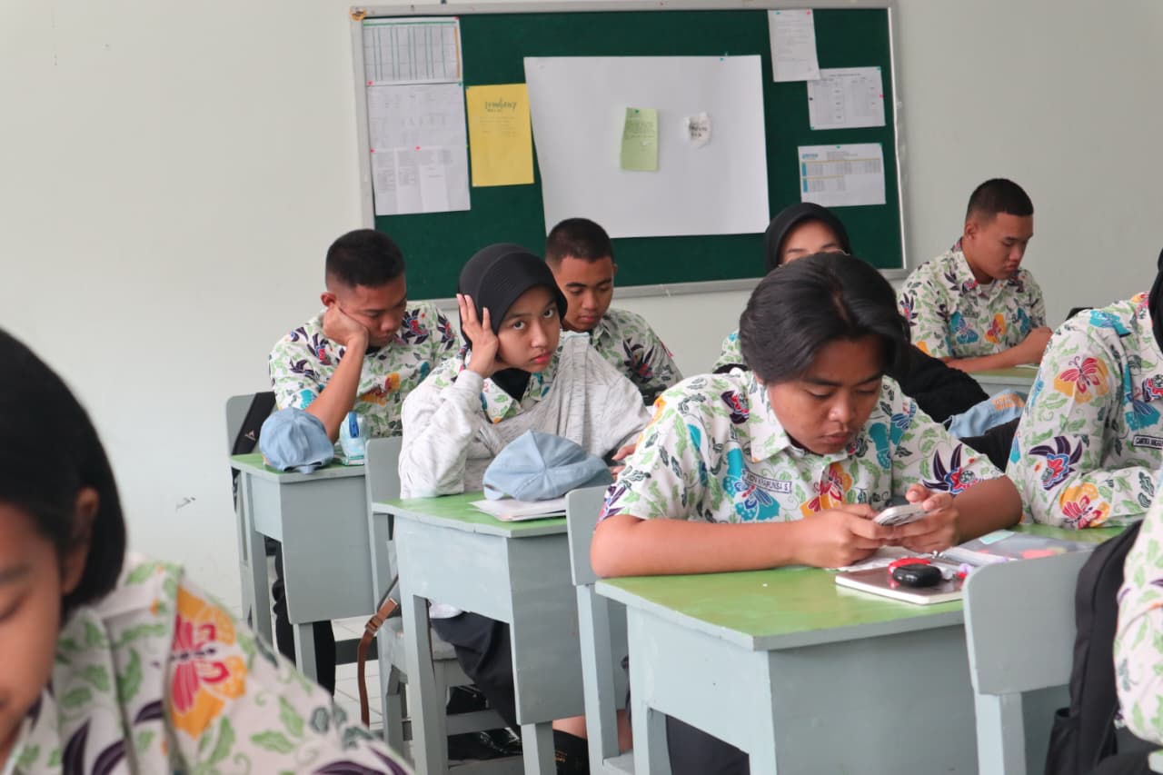 BELAJAR: Siswa SMAN 5 Taruna Brawijaya sedang mengikuti babak penyisihan Kompetisi Kompetensi Akademik 2025.
