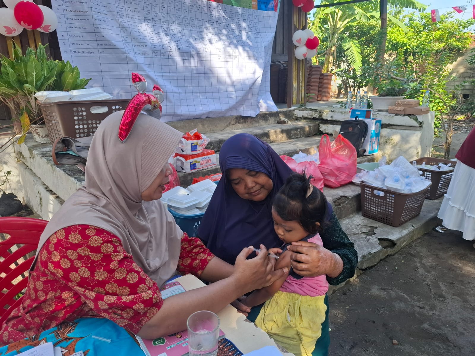 Pelaksanaan imunisasi di Posyandu Desa Turus.