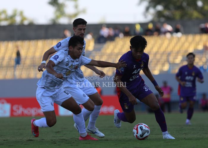 Wigi Pratama beraksi saat Persik Kediri melawan Madura United.