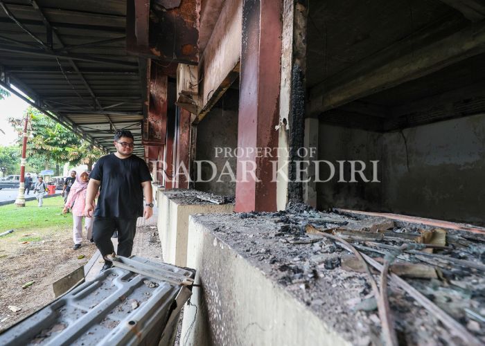 SEDIH: Dhito memantau bangunan yang ludes terbakar.