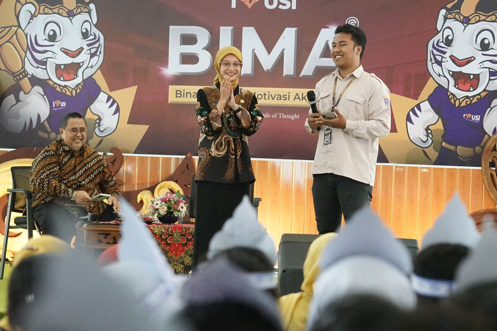 Wali Kota Kediri Vinanda Prameswati berdialog dengan mahasiswa saat menjadi keynote speaker di Universitas Strada Indonesia (2/9).