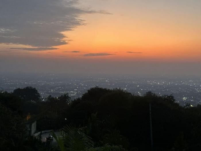 Pemandangan langit senja dari atas
