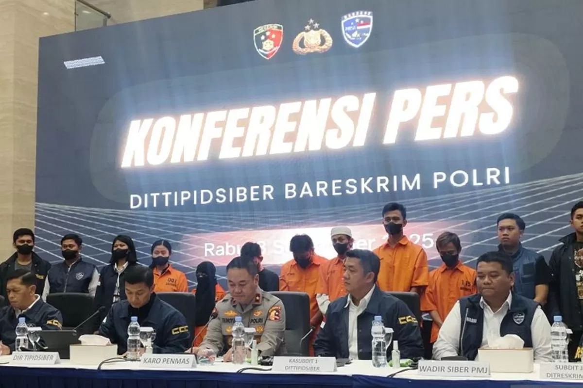 Polisi mengidentifikasi dan menahan pasangan suami istri berinisial SB (35) dan G (20) sebagai otak di balik aksi penjarahan.
