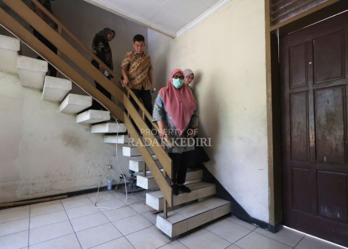 SURVEY: Pimpinan DPRD Kota Kediri bersama Wali Kota Vinanda meninjau GNI untuk digunakan menjadi kantor sementara.