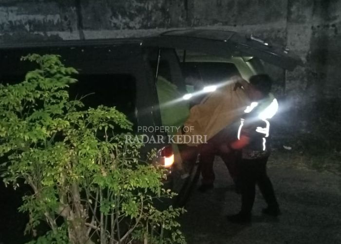 Petugas mengevakuasi jasad korban untuk dibawa ke RS Bhayangkara Kediri.