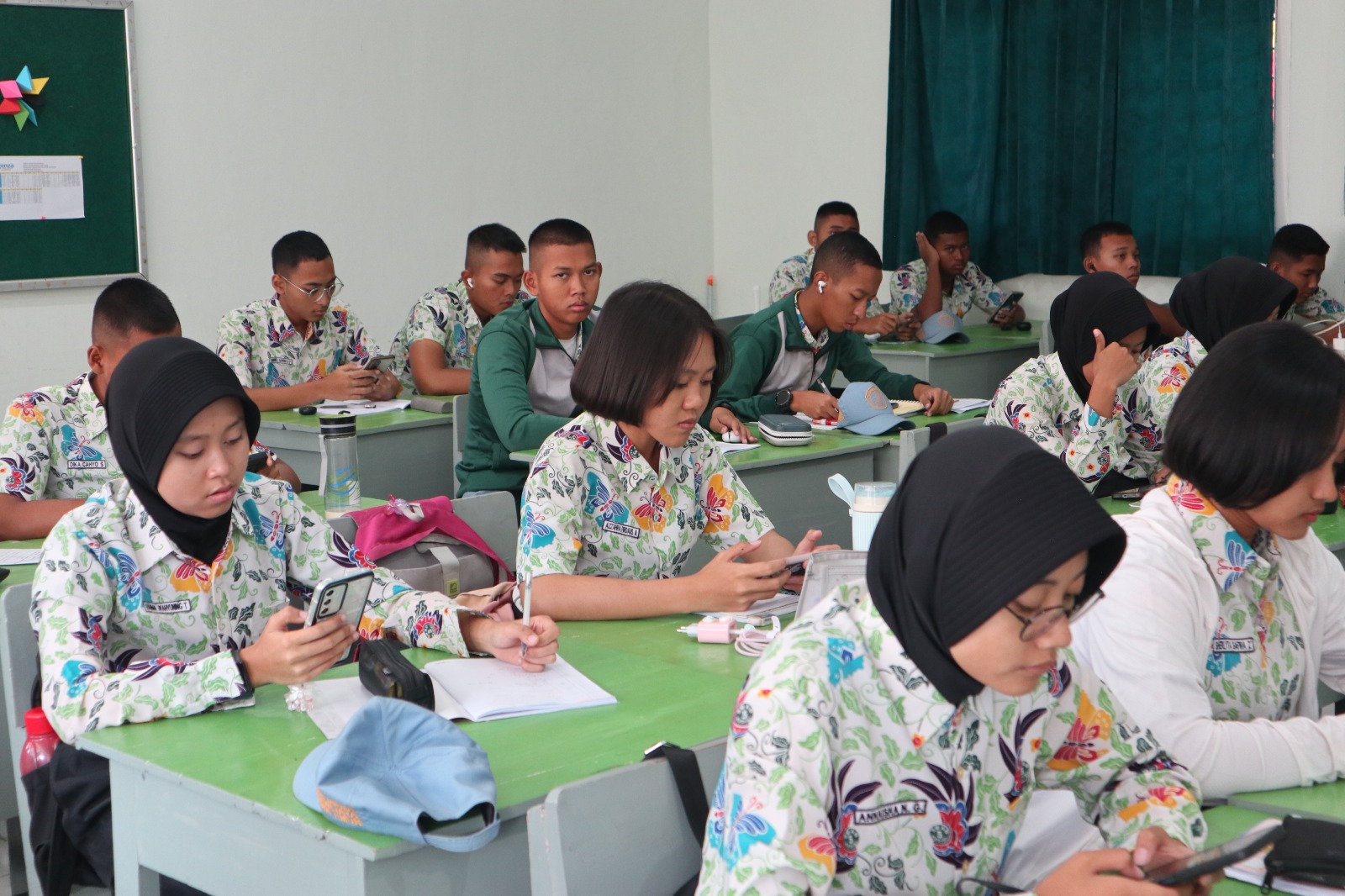 Siswa SMAN 5 Taruna Brawijaya mengerjakan soal kompetisi kompetensi akademik di babak penyisihan kemarin. Ratusan siswa sekaligus berlatih soal-soal menghadapi tes kemampuan akademik (TKA) Kemendikbud