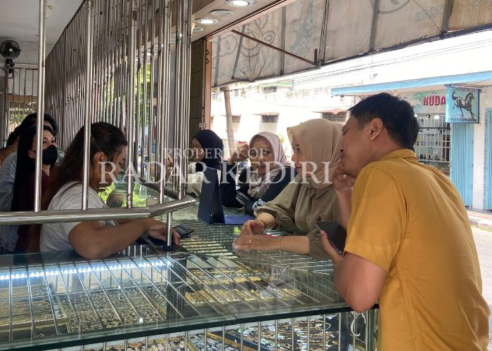 MELONJAK: Pengunjung berbondong-bondong menjual dan menukarkan emas.