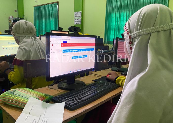KONSENTRASI: MIN 2 Kediri mengerjakan soal KKA pada Senin (1/9) lalu.