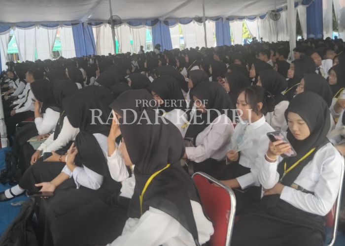 SEMARAK: Mahasiswa baru UNP Kediri saat menjalani pengukuhan.