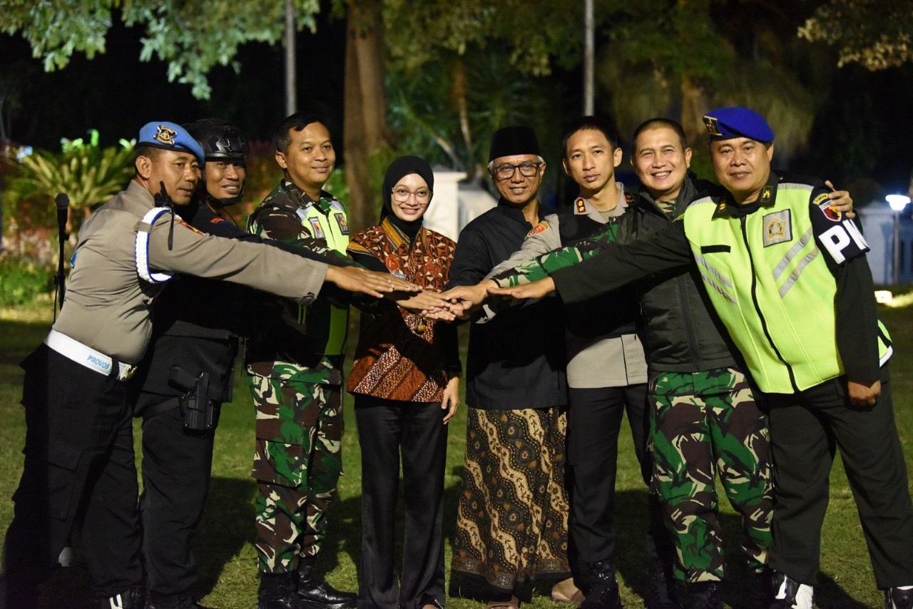 Wali Kota Kediri Vinanda Prameswati dan Wawali Qowimuddin (4 dari kanan) bersama pejabat forkopimda berkomitmen menjaga keamanan Kota Kediri.