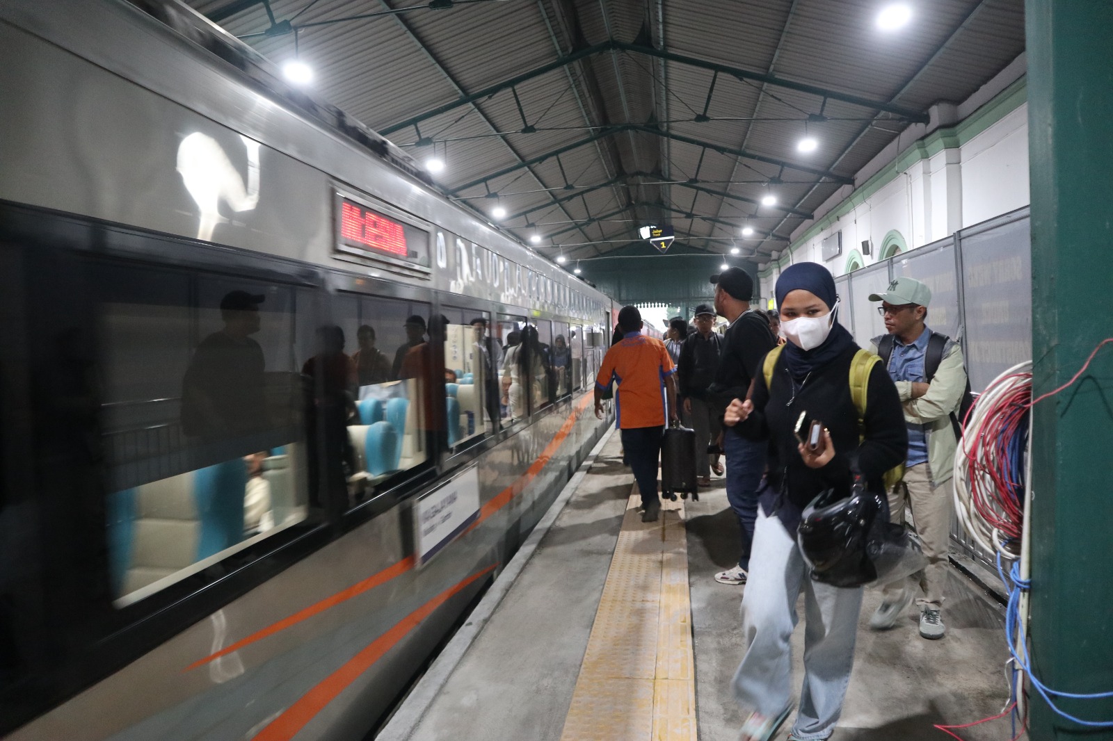 TETAP RAMAI: Minat penumpang kereta api di Stasiun Kediri meningkat imbas libur panjang. Tak terpengaruh isu pascakerusuhan di beberapa kota.