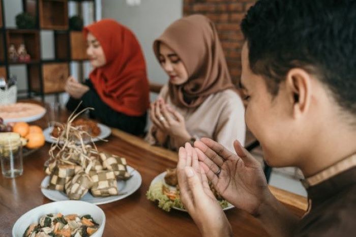 Ilustrasi berdoa sebelum makan.