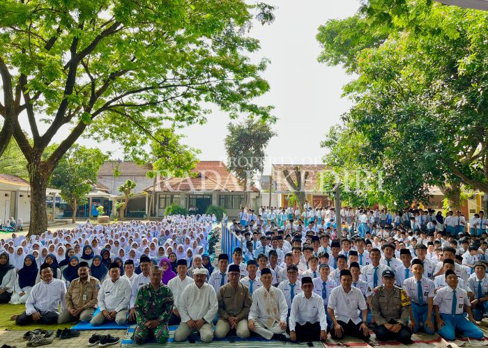 DOA BERSAMA: Kepala Cabang Pendidikan Wilayah Kediri Adi Prayitno berama Wakil Wali Kota Kediri Gus Qowim menyatu bersama ribuan siswa dan guru di Kota Kediri.