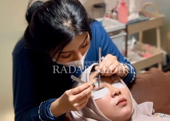 CANTIK: Menata bulu mata.