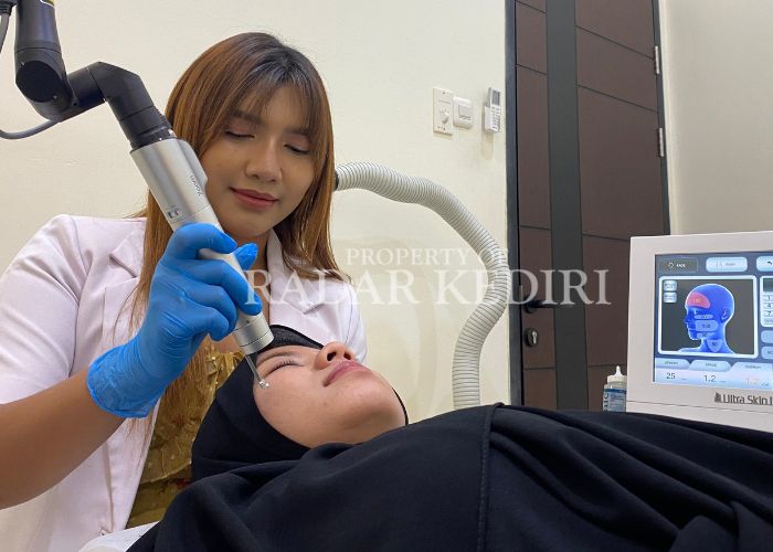 KINCLONG: dr Mitha merawat pasien di ruang praktik menggunakan pico laser.