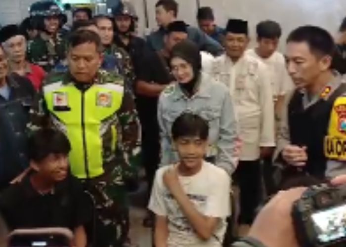 PATROLI: Wali Kota Vinanda ketika bertemu dengan anak-anak yang masih berkeliaran di Kota Kediri melebihi pukul 21.00