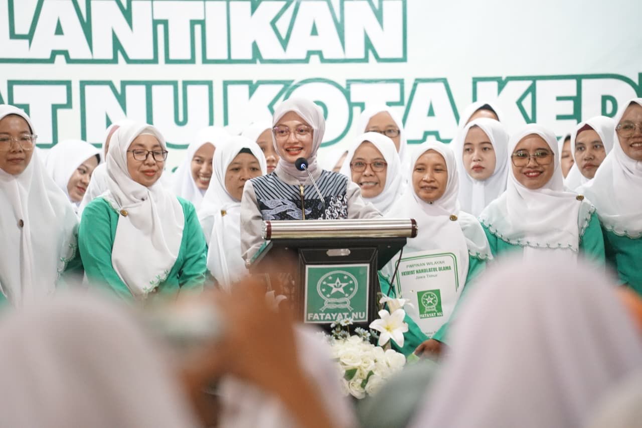 Wali Kota Kediri Vinanda Prameswati bersama jajaran pengurus Fatayat Kota Kediri periode 2025-2030 yang dilantik Sabtu (6/9).