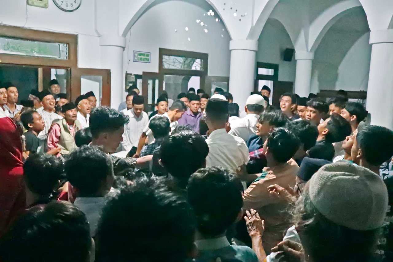 ANTUSIAS SEDEKAH: Ratusan jemaah berebut koin yang dilempar dalam peringatan Maulid Nabi Muhammad SAW di Masjid Wakaf Jamsaren, Kamis (4/9) malam.