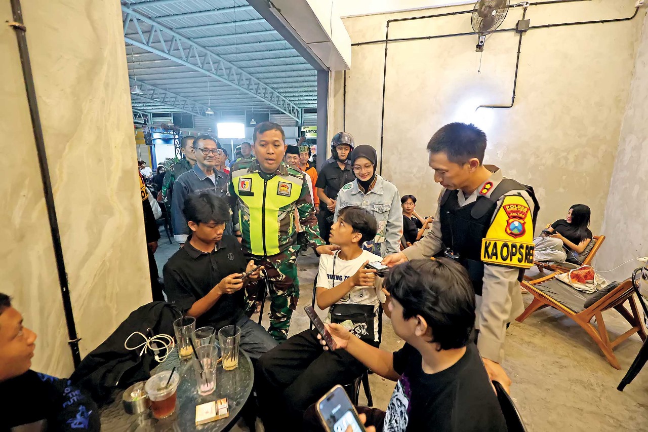 PREVENTIF: Wali Kota Kediri Vinanda Prameswati (tengah) dan Kapolres Kediri Kota AKBP Anggi Saputra (kanan), serta Dandim 0809 Letkol Inf Ragil Jaka Utama (kiri) saat patroli Kamis (4/9/25).