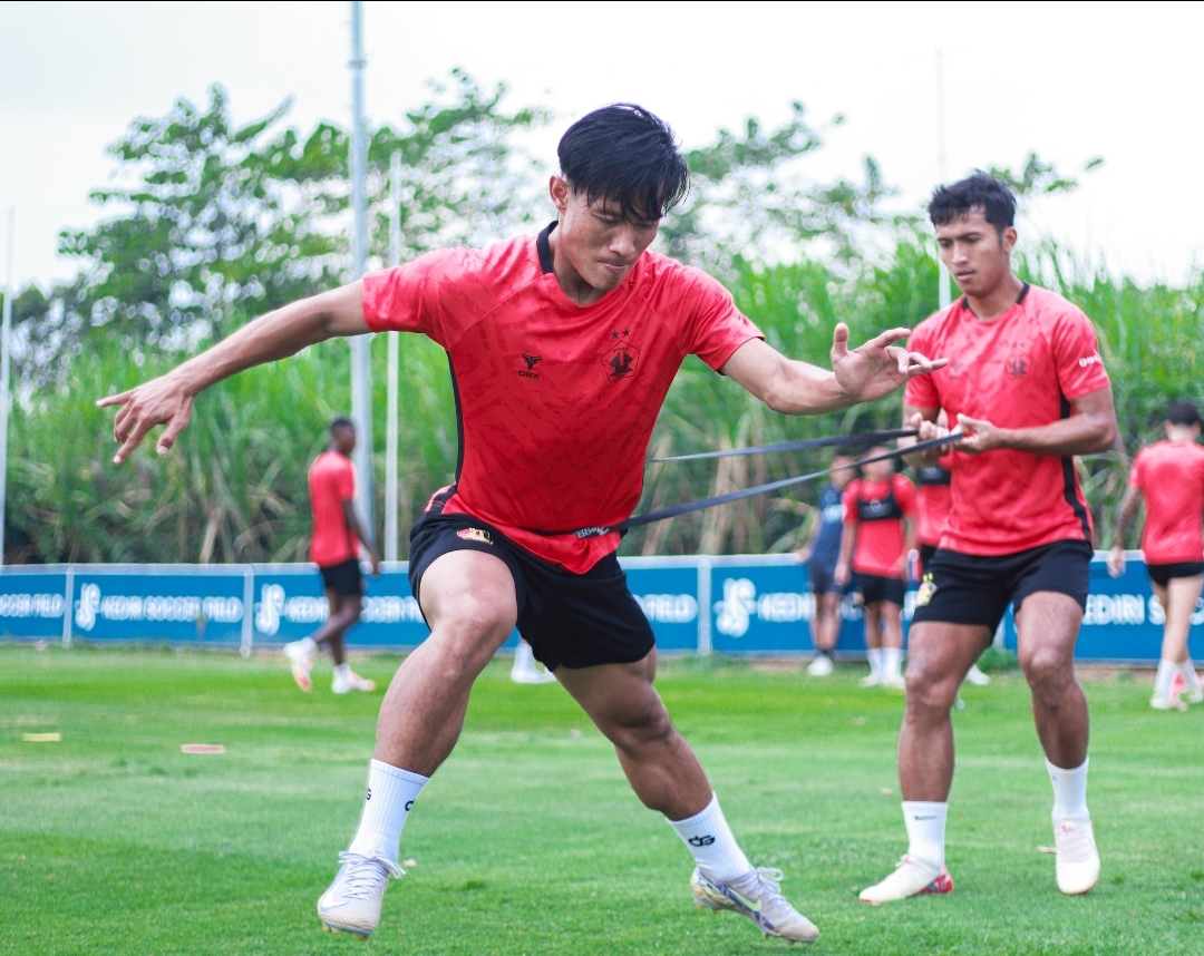 Henhen Herdiana berlatih fisik dengan skuad Persik Kediri.