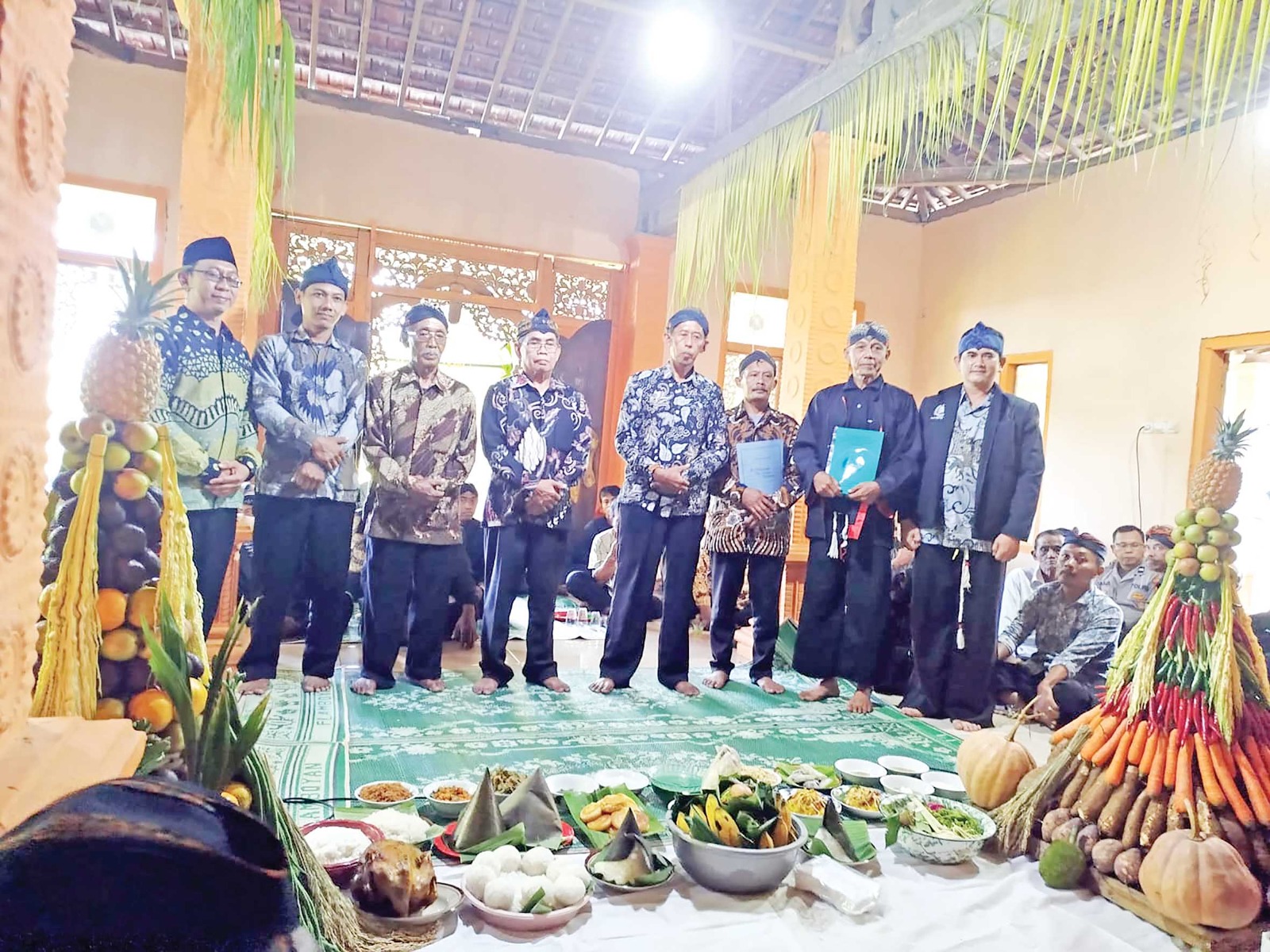 SARAT BUDAYA: Anggota Penghayat Kepercayaan Purwane Dumadi Kautaman Kasampurnan (PDKK) Kabupaten Kediri saat menghadiri peringatan 1 Sura.