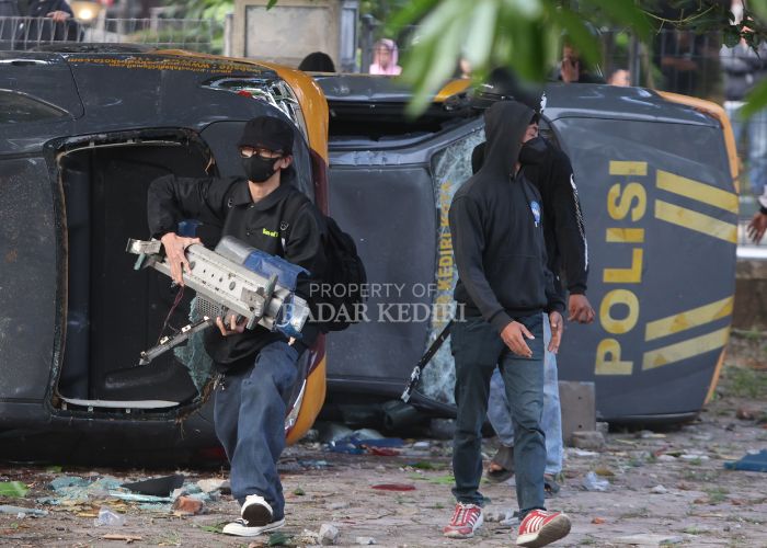 Ilustrasi kerusuhan di Mako Polres Kediri Kota.