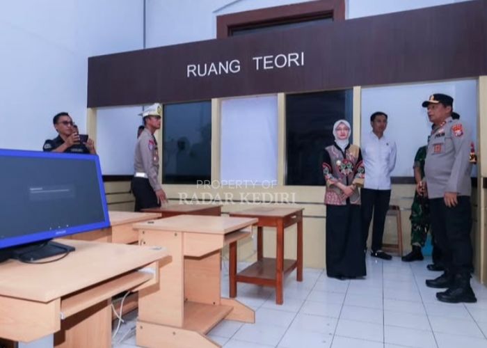 Kapolda Jatim dan Wali Kota Kediri meninjau ruang teori tes SIM.