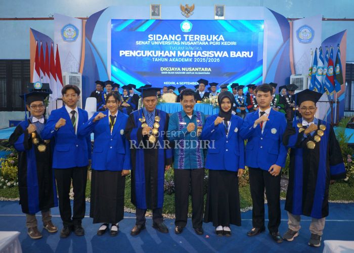 KUKUHKAN MABA: Senator dan Rektor UNP Kediri Dr Zainal Afandi mengukuhkan mahasiswa baru tahun akademik 2025/2026 pada Kamis (4/9) kemarin.