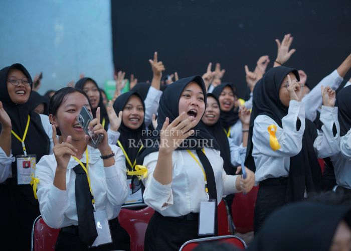 ANTUSIAS: Ribuan mahasiswa baru UNP Kediri mengikuti penutupan PPKMB 2025 dengan riang gembira.