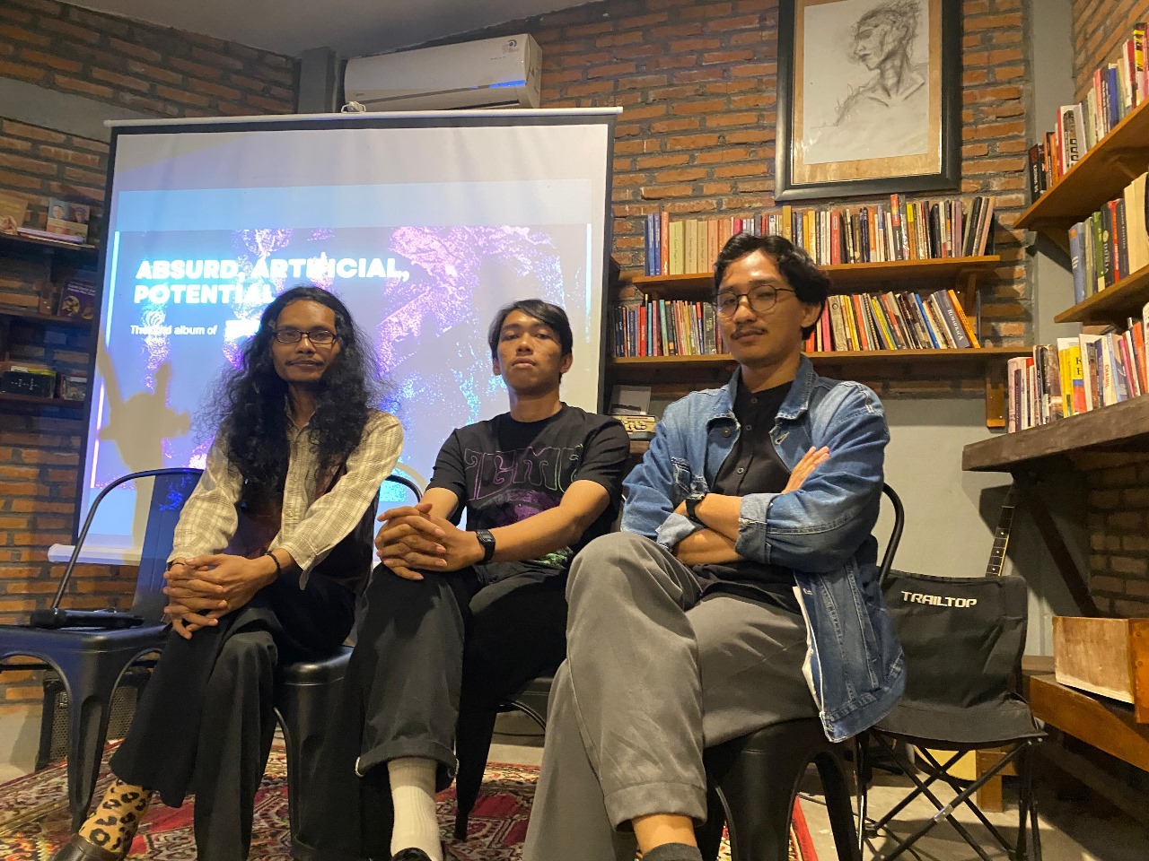 KONSISTEN: Dio (kiri) dan dua personel IGMO, saat peluncuran album kedua mereka di salah satu kafe di Kota Kediri.