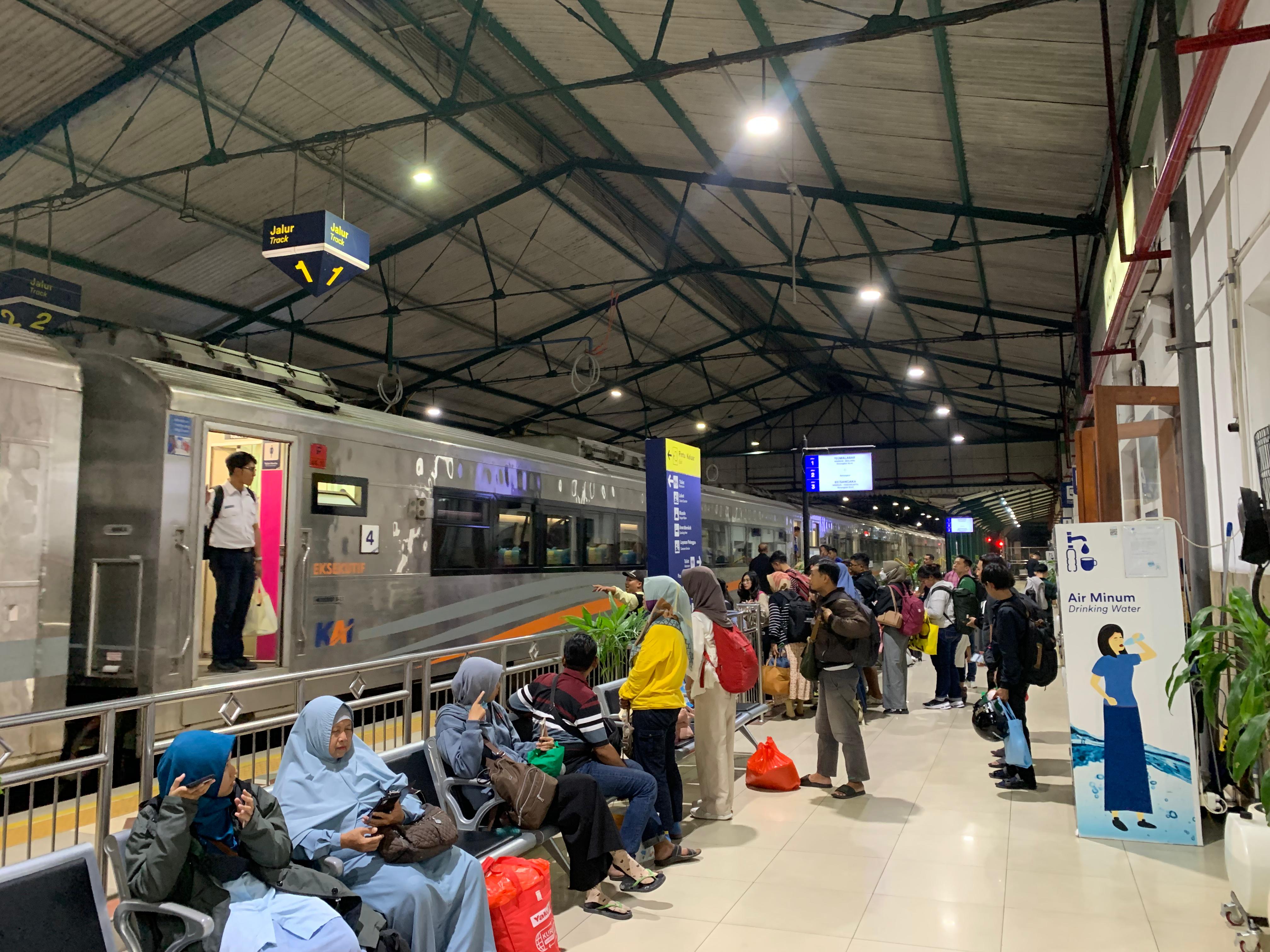 Suasana Stasiun Kediri saat libur panjang.