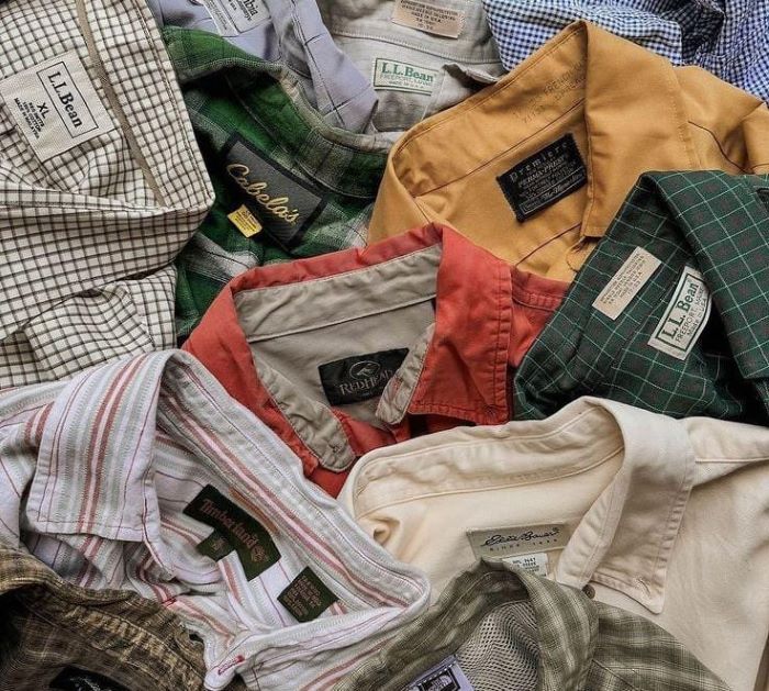Tumpukan baju thrift branded.