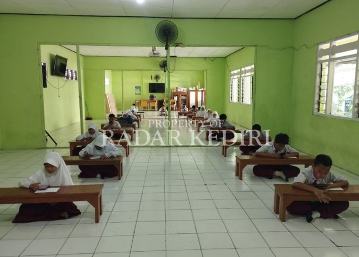 FOKUS: Siswa SD mengerjakan soal KKA.