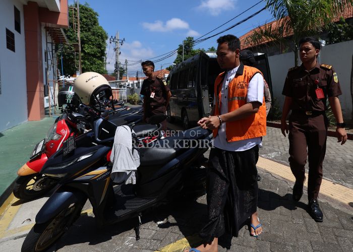 Terdakwa Antok saat tiba di PN Kota Kediri.
