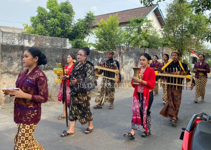 Rangkaian kegiatan jamasan pusaka.