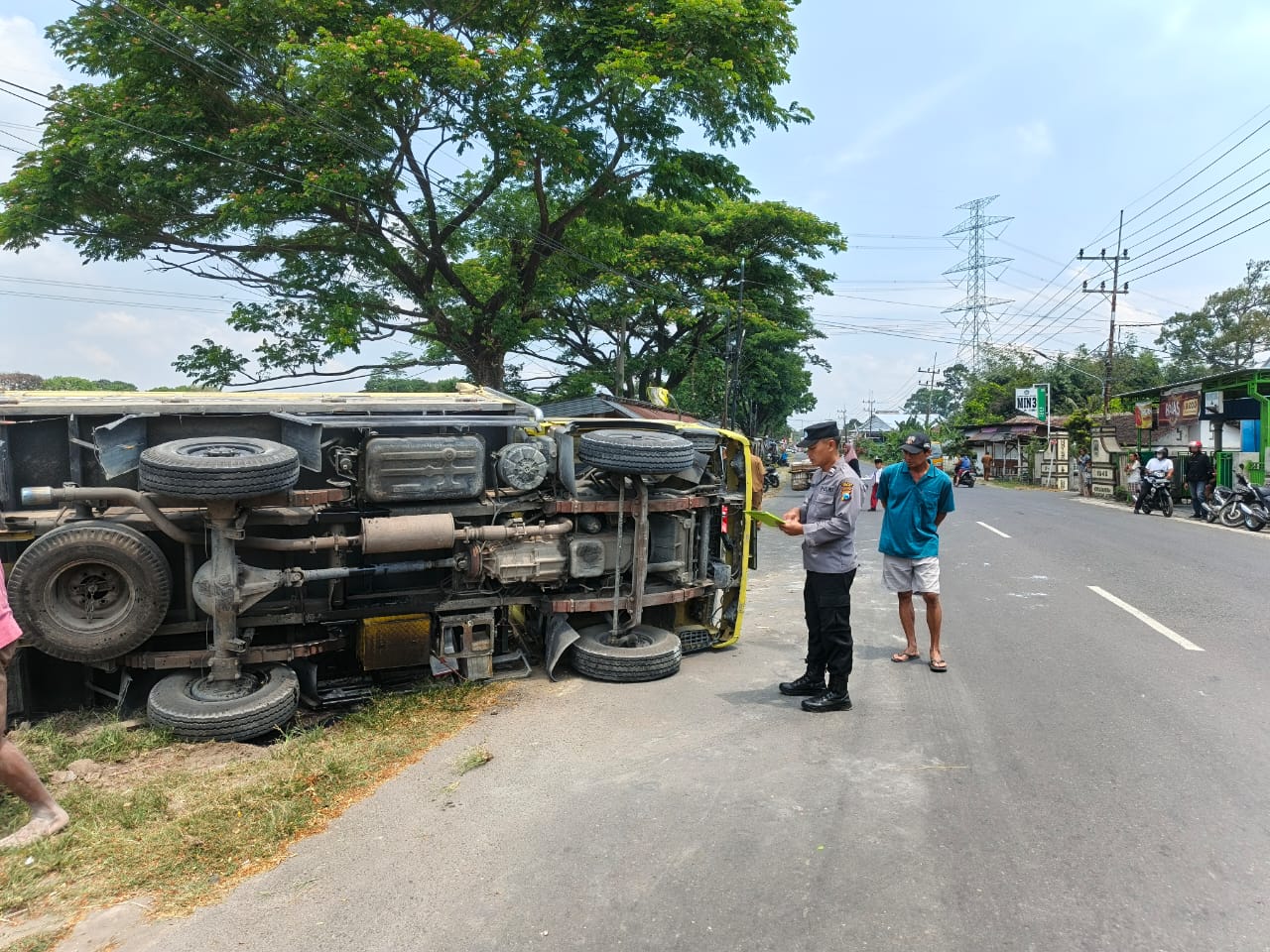 Petugas melakukan olah TKP truk terguling di Plosoklaten Kediri.